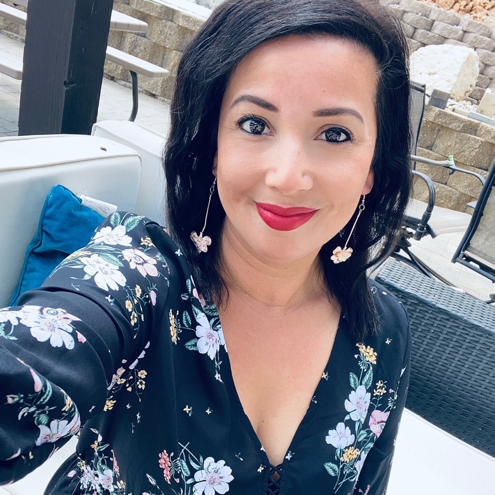 Meet your Posher, Lorisa